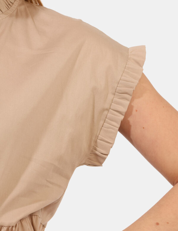 Vestito Rue De Clerie Beige - Vestito lungo in total beige, con frill sul giromanica e scollo a V. La vestibilità è morbida