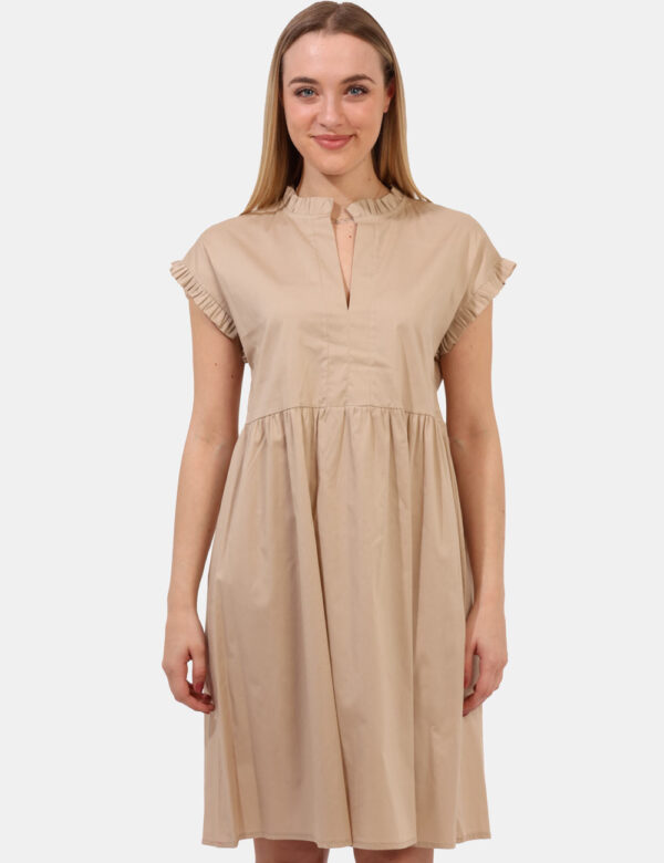 Vestito Rue De Clerie Beige - Vestito lungo in total beige, con frill sul giromanica e scollo a V. La vestibilità è morbida
