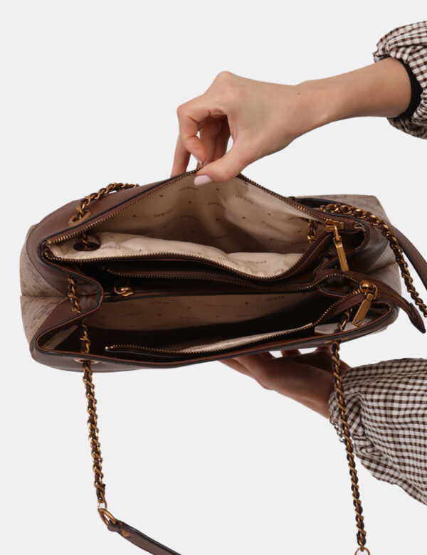 Borsa Guess Marrone - Borsa a spalla di grandi dimensioni in tessuto e cuoio marrone con logo brand. Interno capiente con do