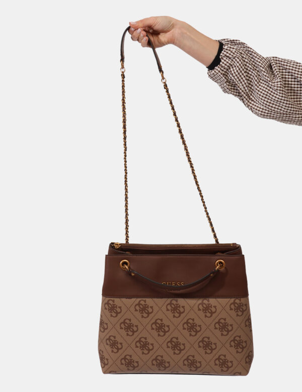 Borsa Guess Marrone - Borsa a spalla di grandi dimensioni in tessuto e cuoio marrone con logo brand. Interno capiente con do