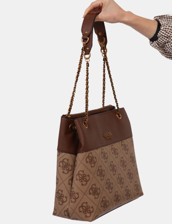 Borsa Guess Marrone - Borsa a spalla di grandi dimensioni in tessuto e cuoio marrone con logo brand. Interno capiente con do