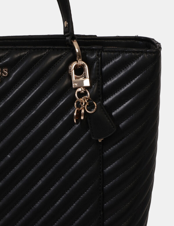 Borsa Guess Nero - Tote bag di grandi dimensioni in trapuntano nero, con pendente coordinato e dettagli dorati. Presente uni