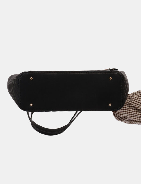 Borsa Guess Nero - Tote bag di grandi dimensioni in trapuntano nero, con pendente coordinato e dettagli dorati. Presente uni