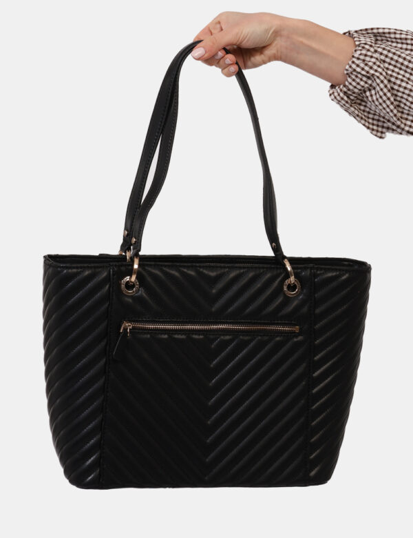 Borsa Guess Nero - Tote bag di grandi dimensioni in trapuntano nero, con pendente coordinato e dettagli dorati. Presente uni