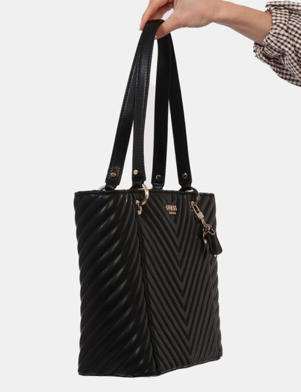 Borsa Guess Nero - Tote bag di grandi dimensioni in trapuntano nero, con pendente coordinato e dettagli dorati. Presente uni