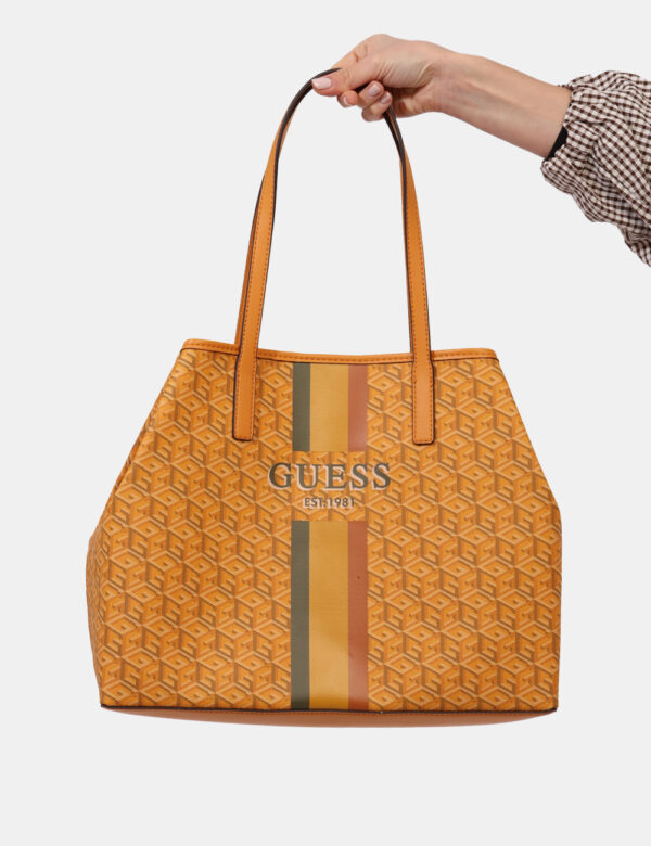 Borsa Guess Giallo - Borsa a spalla di grandi dimensioni in total fantasia tendente al giallo. Interno ampio e capiente con