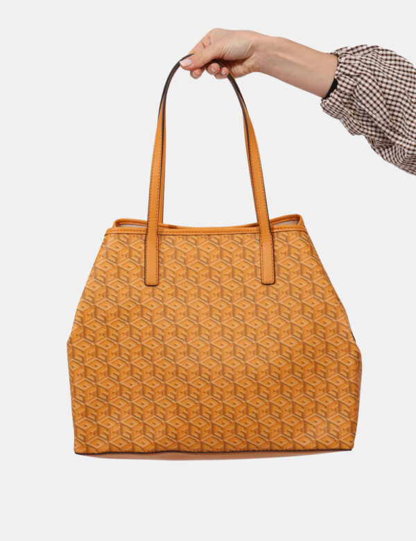 Borsa Guess Giallo - Borsa a spalla di grandi dimensioni in total fantasia tendente al giallo. Interno ampio e capiente con