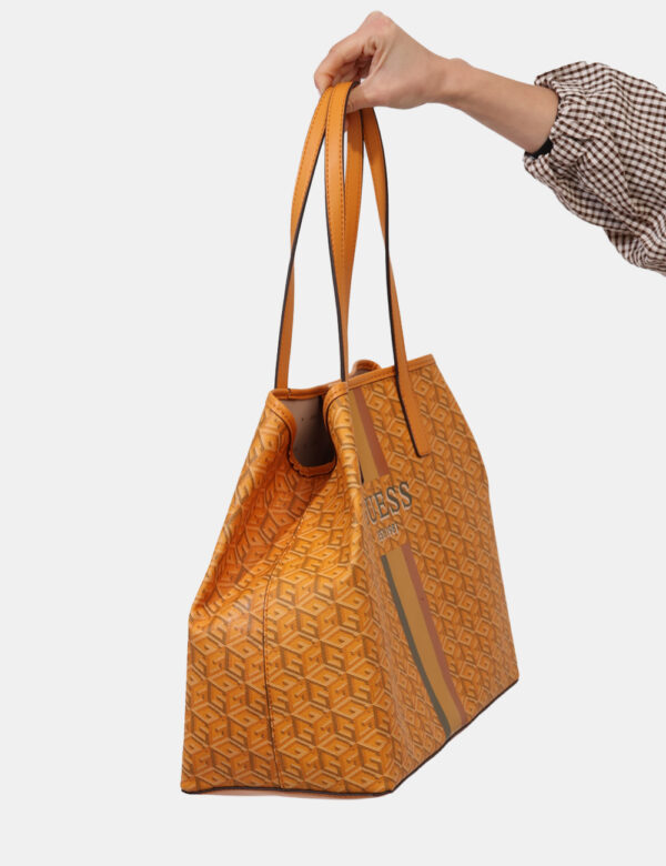 Borsa Guess Giallo - Borsa a spalla di grandi dimensioni in total fantasia tendente al giallo. Interno ampio e capiente con