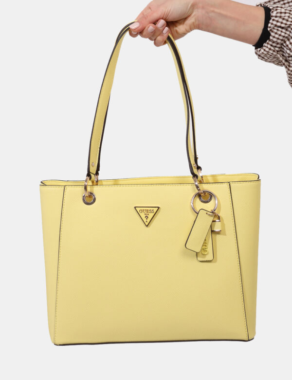 Borsa Guess Giallo - Borsa a spalla di grandi dimensioni in total giallo fluo con pendente coordinato. Interno ampio e capie