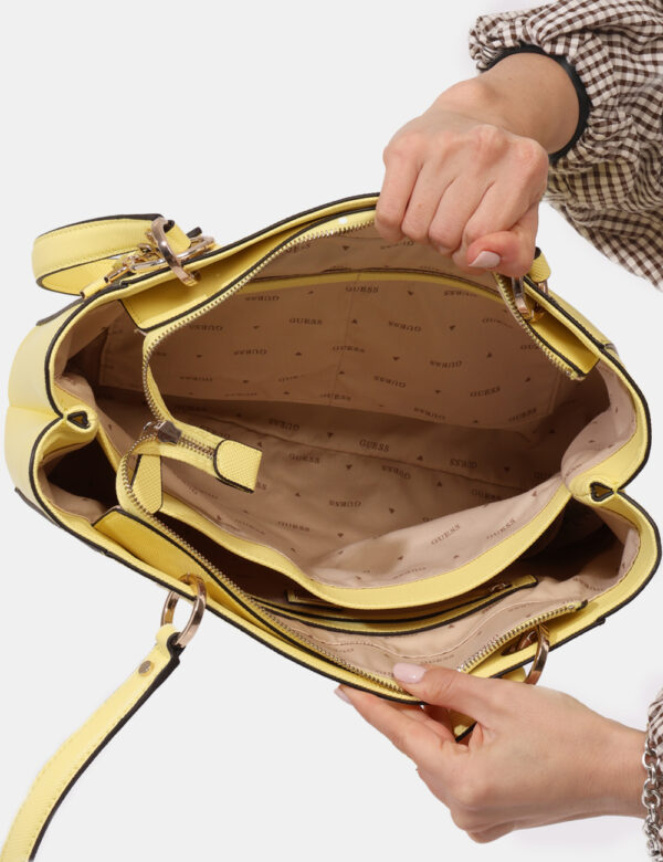 Borsa Guess Giallo - Borsa a spalla di grandi dimensioni in total giallo fluo con pendente coordinato. Interno ampio e capie