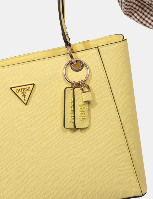 Borsa Guess Giallo - Borsa a spalla di grandi dimensioni in total giallo fluo con pendente coordinato. Interno ampio e capie