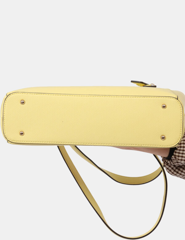 Borsa Guess Giallo - Borsa a spalla di grandi dimensioni in total giallo fluo con pendente coordinato. Interno ampio e capie
