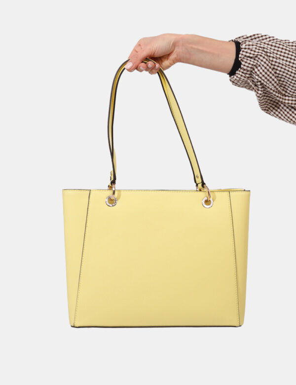 Borsa Guess Giallo - Borsa a spalla di grandi dimensioni in total giallo fluo con pendente coordinato. Interno ampio e capie