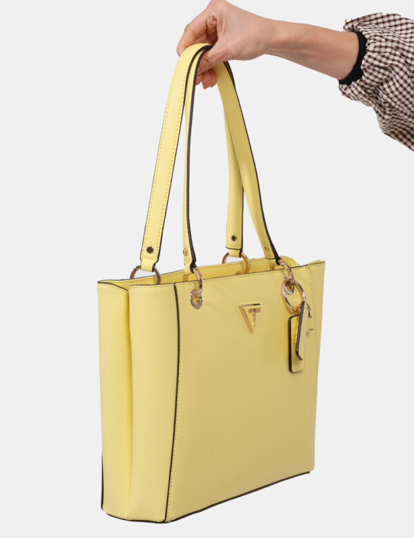 Borsa Guess Giallo - Borsa a spalla di grandi dimensioni in total giallo fluo con pendente coordinato. Interno ampio e capie