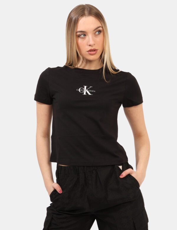 T-shirt Calvin Klein Nero - T-shirt corta in total nero con logo brand bianco e grigio. La vestibilità è morbida e regolare.