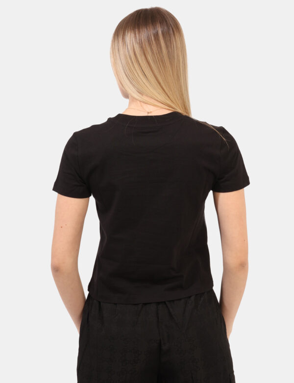 T-shirt Calvin Klein Nero - T-shirt corta in total nero con logo brand bianco e grigio. La vestibilità è morbida e regolare.