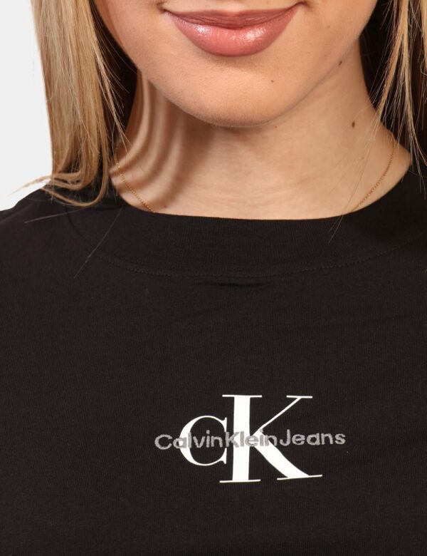 T-shirt Calvin Klein Nero - T-shirt corta in total nero con logo brand bianco e grigio. La vestibilità è morbida e regolare.