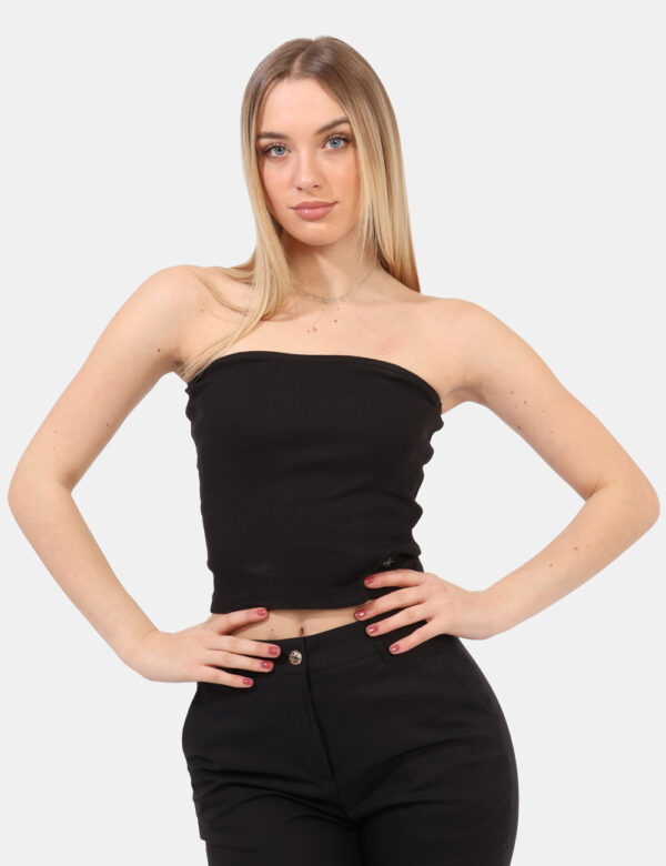 Top Calvin Klein Nero - Top giropetto in total nero con patch logo brand. La vestibilità è morbida e regolare. Il top è adat