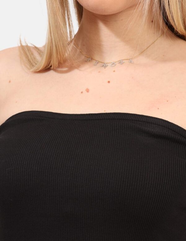 Top Calvin Klein Nero - Top giropetto in total nero con patch logo brand. La vestibilità è morbida e regolare. Il top è adat