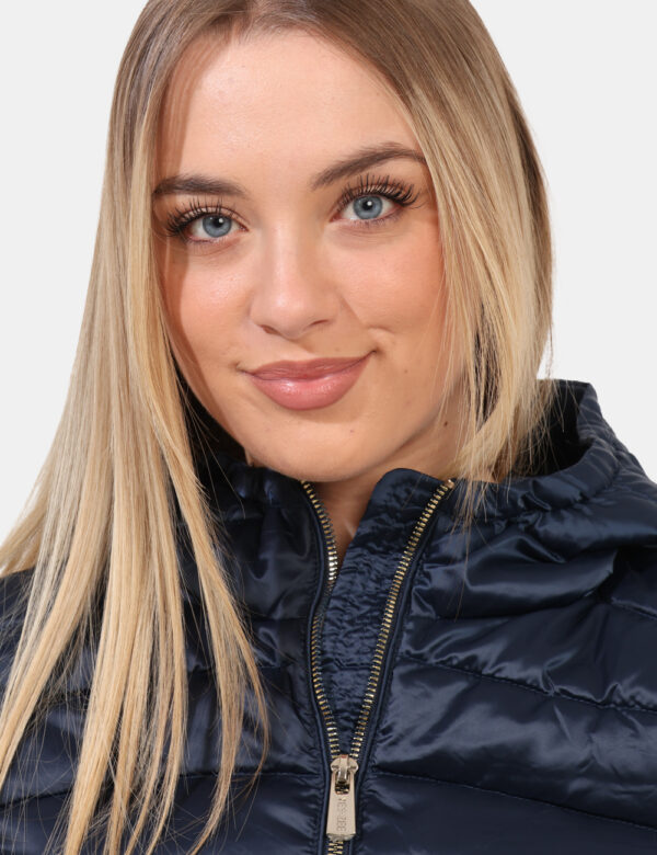 Piumino Yes Zee Blu - Piumino leggero in total blu navy con trama rigata. Presenti tasche a taglio trasversale con chiusura