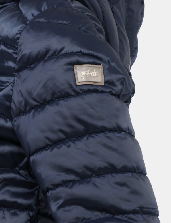 Piumino Yes Zee Blu - Piumino leggero in total blu navy con trama rigata. Presenti tasche a taglio trasversale con chiusura