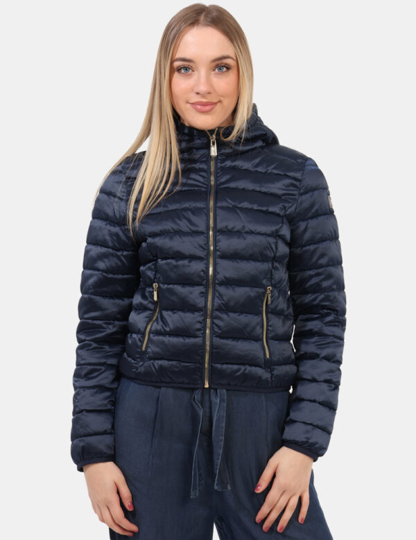 Piumino Yes Zee Blu - Piumino leggero in total blu navy con trama rigata. Presenti tasche a taglio trasversale con chiusura