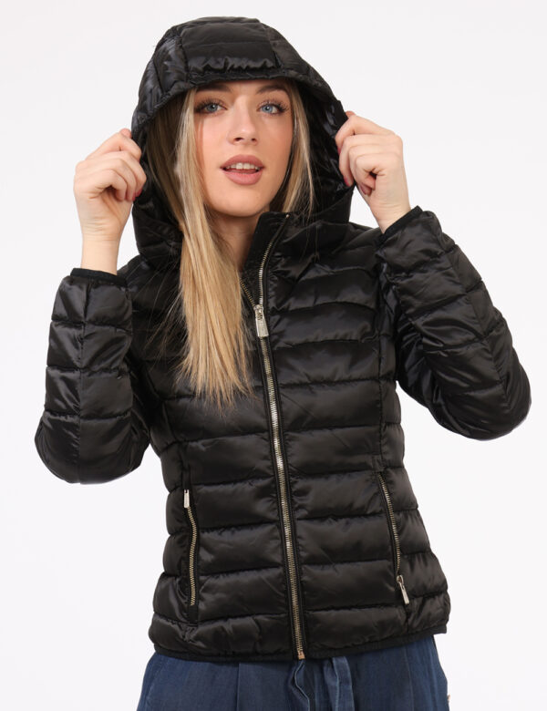Piumino Yes Zee Nero - Piumino leggero in nero con trama rigata. Presenti tasche a taglio trasversale con chiusura a zip, co