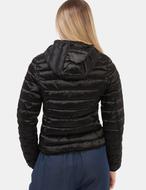 Piumino Yes Zee Nero - Piumino leggero in nero con trama rigata. Presenti tasche a taglio trasversale con chiusura a zip, co