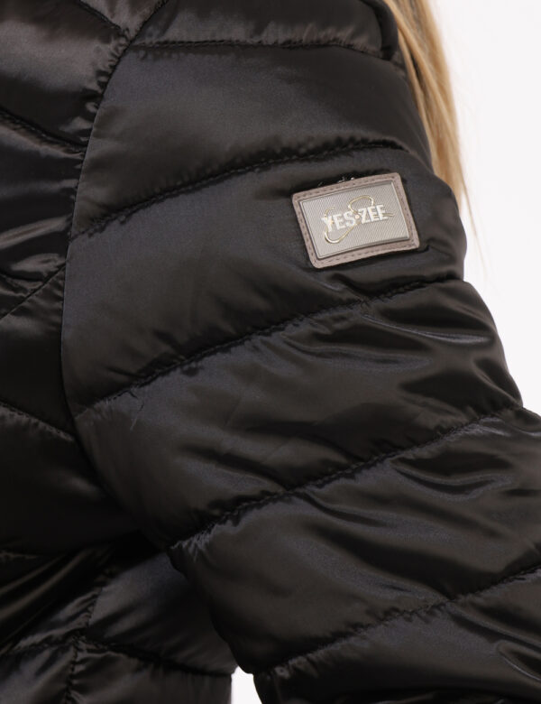 Piumino Yes Zee Nero - Piumino leggero in nero con trama rigata. Presenti tasche a taglio trasversale con chiusura a zip, co