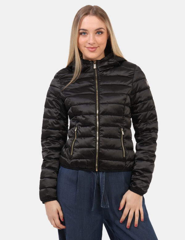 Piumino Yes Zee Nero - Piumino leggero in nero con trama rigata. Presenti tasche a taglio trasversale con chiusura a zip, co