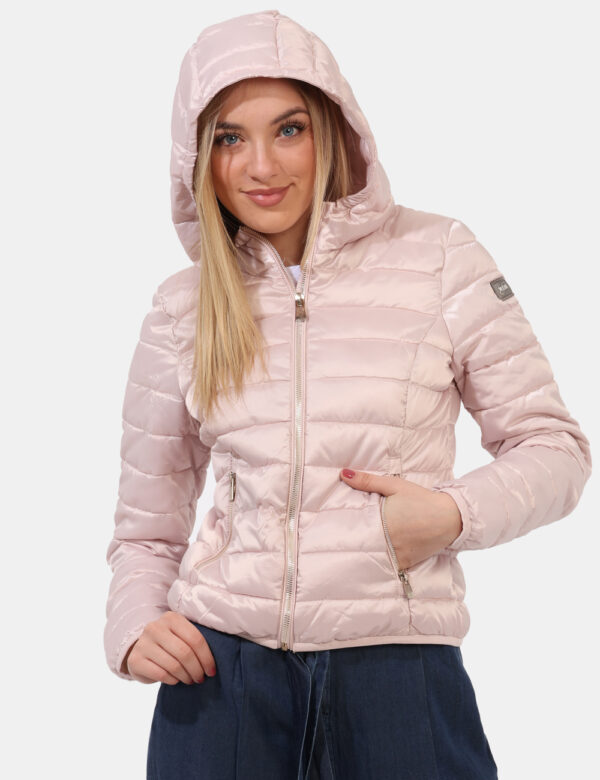 Piumino Yes Zee Rosa - Piumino leggero in total rosa cipria con trama rigata. Presenti tasche a taglio trasversale con chius