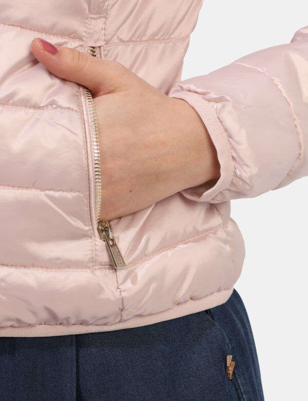 Piumino Yes Zee Rosa - Piumino leggero in total rosa cipria con trama rigata. Presenti tasche a taglio trasversale con chius