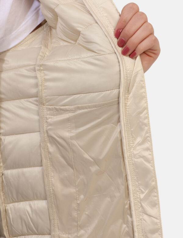 Piumino Yes Zee Beige - Piumino leggero in total beige con trama rigata. Presenti tasche a taglio trasversale con chiusura a