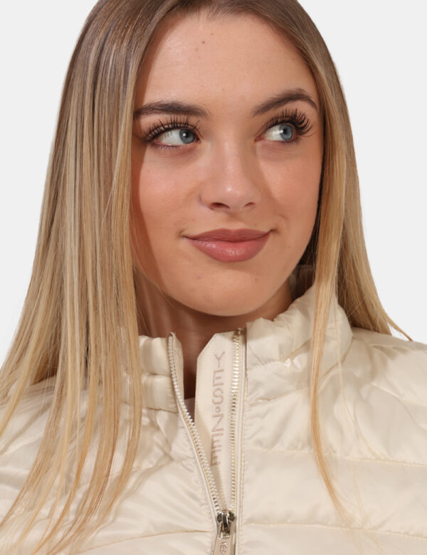 Piumino Yes Zee Beige - Piumino leggero in total beige con trama rigata. Presenti tasche a taglio trasversale con chiusura a