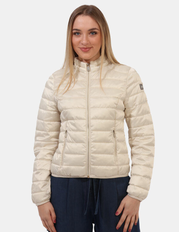 Piumino Yes Zee Beige - Piumino leggero in total beige con trama rigata. Presenti tasche a taglio trasversale con chiusura a