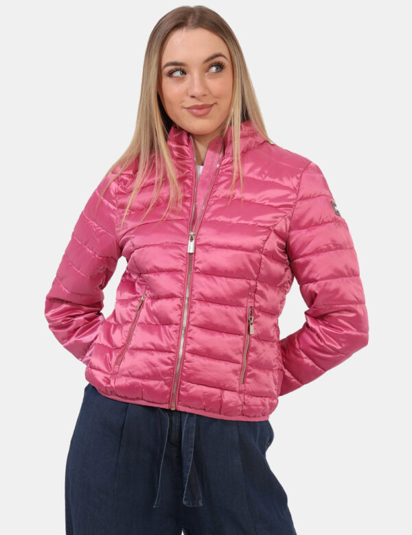 Piumino Yes Zee Fucsia - Piumino leggero in total fucsia con trama rigata. Presenti tasche a taglio trasversale con chiusura