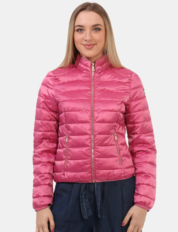 Piumino Yes Zee Fucsia - Piumino leggero in total fucsia con trama rigata. Presenti tasche a taglio trasversale con chiusura