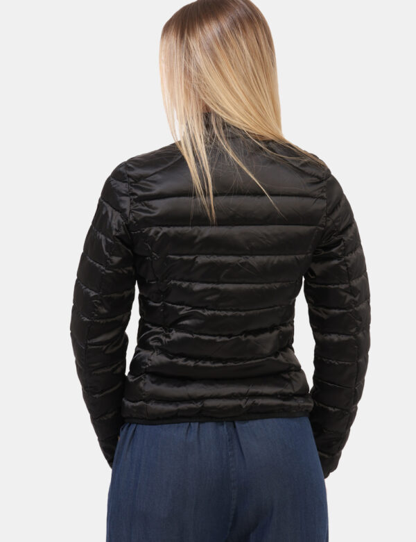 Piumino Yes Zee Nero - Piumino leggero in total nero con trama rigata. Presenti tasche a taglio trasversale con chiusura a z