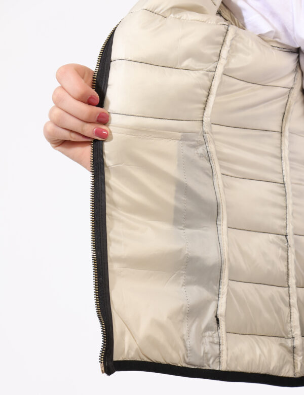 Piumino Yes Zee Nero - Piumino leggero in total nero con trama rigata. Presenti tasche a taglio trasversale con chiusura a z