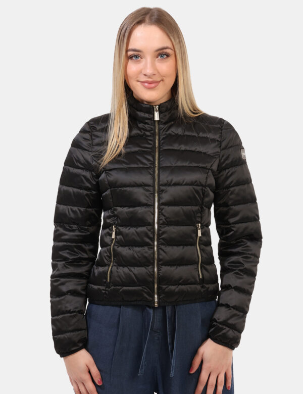 Piumino Yes Zee Nero - Piumino leggero in total nero con trama rigata. Presenti tasche a taglio trasversale con chiusura a z