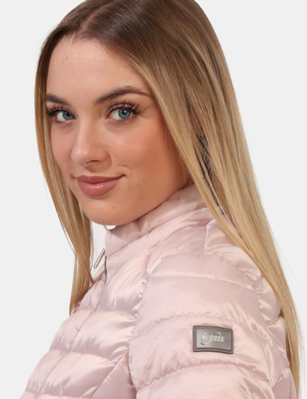 Piumino Yes Zee Rosa - Piumino leggero in total rosa cipria con trama rigata. Presenti tasche a taglio trasversale con chius