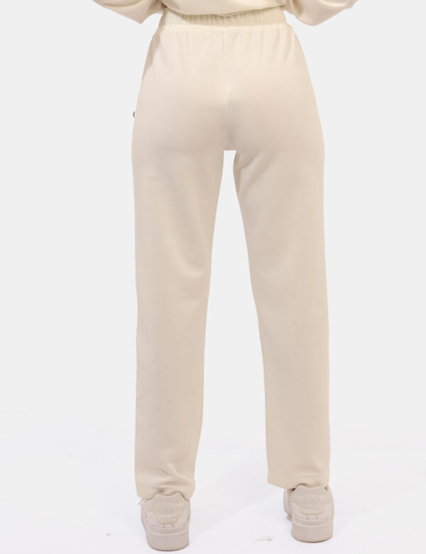 Pantaloni Rue De Clerie Panna - Pantaloni tuta in total bianco panna. Presenti tasche a taglio trasversale più piccola targh