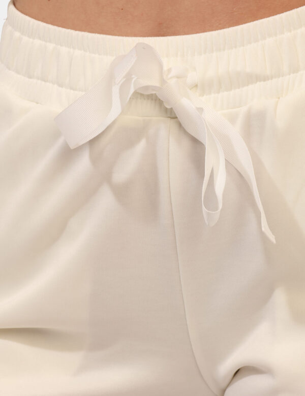 Pantaloni Rue De Clerie Panna - Pantaloni tuta in total bianco panna. Presenti tasche a taglio trasversale più piccola targh