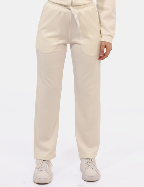 Pantaloni Rue De Clerie Panna - Pantaloni tuta in total bianco panna. Presenti tasche a taglio trasversale più piccola targh