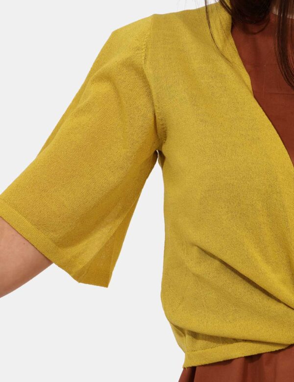Maglia Rue De Clerie Giallo - Cardigan aperto sul fronte senza bottoni, corto ed in total giallo olio. La vestibilità è morb