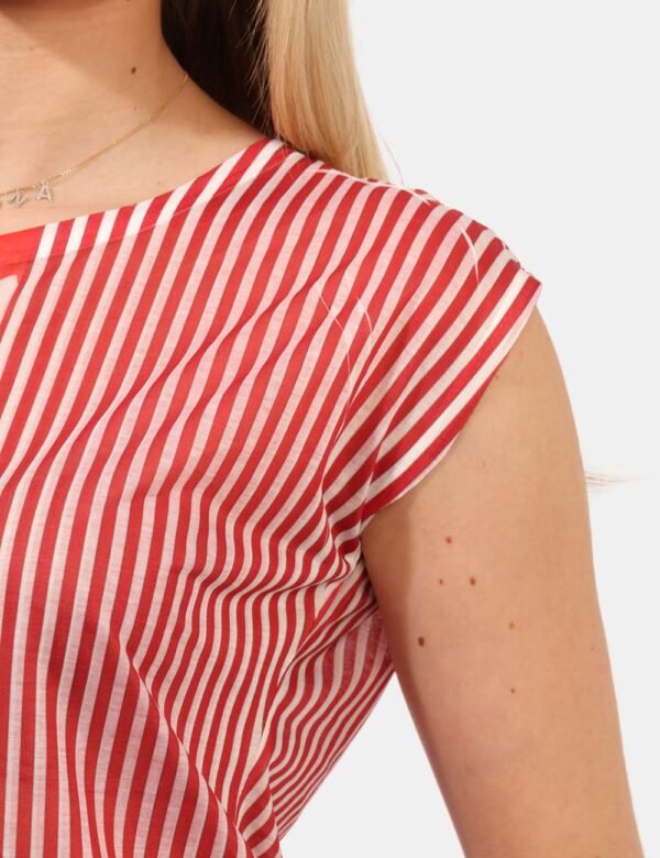 T-shirt Yes Zee Rosso - T-shirt velata a giromanica su base bianca con fantasia rigata e floreale rossa. La vestibilità è mo