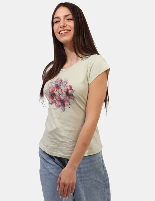 T-shirt Yes Zee Verde - T-shirt classica su base verdino chiaro con stampa floreale coordinata. La vestibilità è morbida e r
