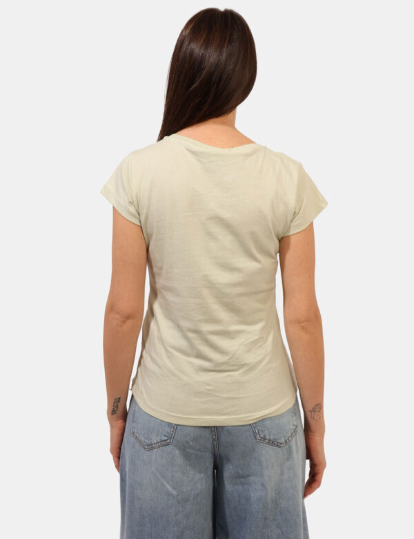 T-shirt Yes Zee Verde - T-shirt classica su base verdino chiaro con stampa floreale coordinata. La vestibilità è morbida e r