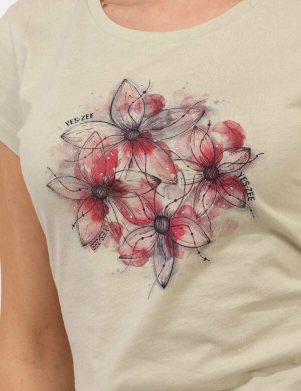 T-shirt Yes Zee Verde - T-shirt classica su base verdino chiaro con stampa floreale coordinata. La vestibilità è morbida e r