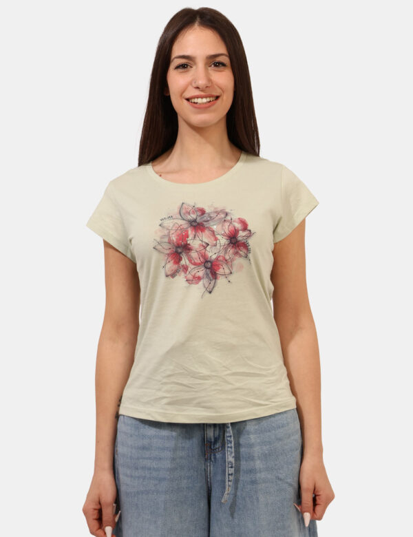 T-shirt Yes Zee Verde - T-shirt classica su base verdino chiaro con stampa floreale coordinata. La vestibilità è morbida e r